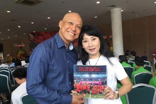 NSƯT Mỹ Uyên chia vui với NAG Nguyễn Á về những 'khoảnh khắc bóng đá Việt Nam’
