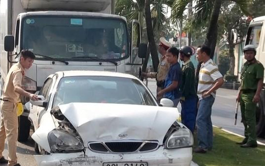 An Giang: Xe tải tông ô tô dừng đèn đỏ, gây tai nạn liên hoàn