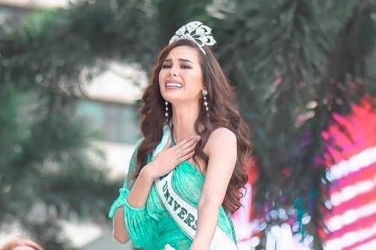 Hoa hậu hoàn vũ Catriona Gray làm vỡ vương miện 6 tỉ khi diễu hành tại quê nhà