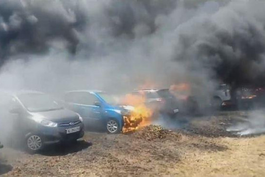 Cháy lớn thiêu rụi 300 ô tô tại triển lãm hàng không Ấn Độ