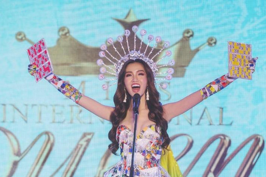 Đỗ Nhật Hà tỏa sáng với trang phục lô tô tại cuộc thi Hoa hậu chuyển giới quốc tế
