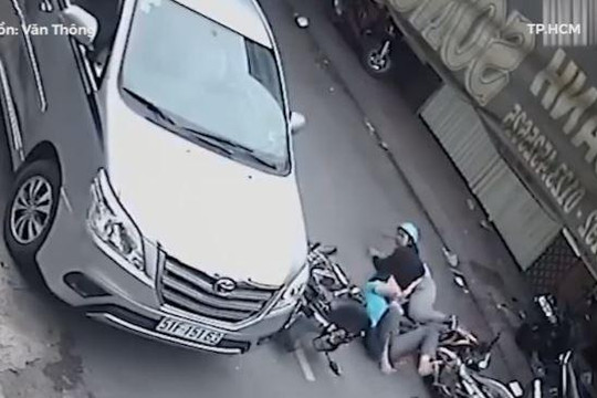 Tài xế ô tô mở cửa bất cẩn khiến 2 người phụ nữ ngã sõng soài giữa đường