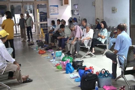 Xếp sổ chờ bốc số khám bệnh từ nửa đêm ở Sài Gòn