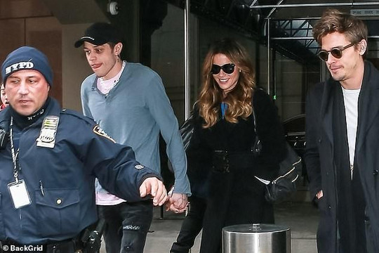 Kate Beckinsale vui vẻ hẹn hò cùng bạn trai cũ của Ariana Grande kém hơn 20 tuổi