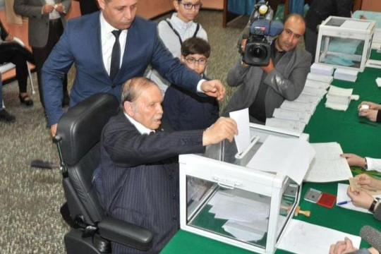 Tổng thống Algeria ra tranh cử nhiệm kỳ 5, hàng trăm ngàn người biểu tình