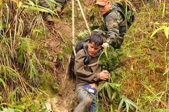 Nóng: Bắt thanh niên Lào mang 60.000 viên hồng phiến vào Việt Nam