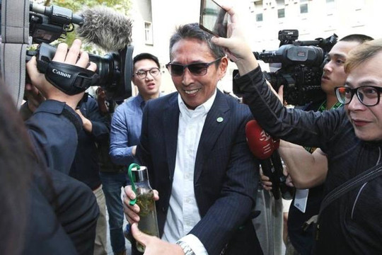 Nam diễn viên 'Bao Thanh Thiên' tươi cười khi đến tòa vì tội cưỡng dâm gây phẫn nộ 