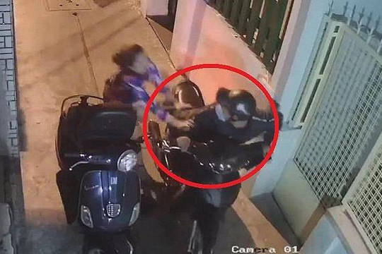 Mở cốp xe máy trước cửa nhà, cô gái bị cướp giật đồ trong nháy mắt