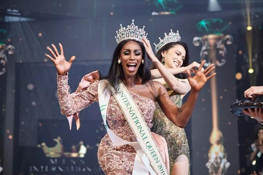 Hương Giang trao vương miện Hoa hậu chuyển giới quốc tế cho đại diện Mỹ