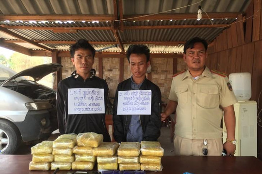 Bắt quả tang hai tên mang 118.000 viên ma túy từ Lào về Việt Nam