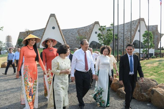 Phó Thủ tướng Trương Hòa Bình thăm Bảo tàng Thế giới cà phê