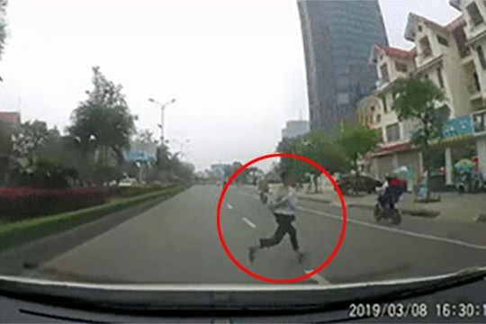 Bé trai đột ngột băng qua đường, tài xế ô tô hốt hoảng suýt gây tai nạn