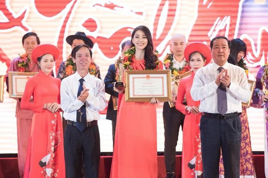 Hoa hậu Trần Tiểu Vy tự hào ‘khoe’ được quê nhà tặng bằng khen