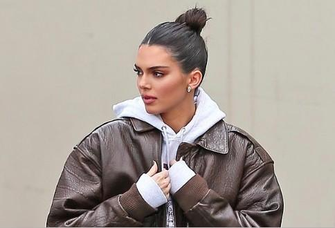  Kendall Jenner gây sốc khi khoe rắn cưng bò trên đầu