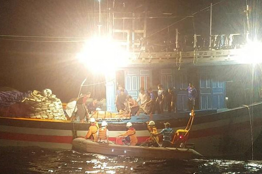 SAR 412 cứu nạn ngư dân Quảng Ngãi ở vùng biển Hoàng Sa
