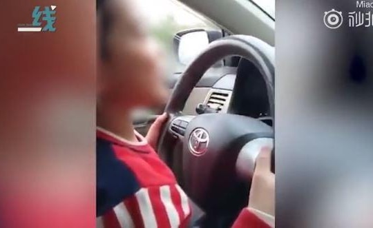Rùng mình cảnh bố để con trai 4 tuổi lái ô tô chở cả gia đình