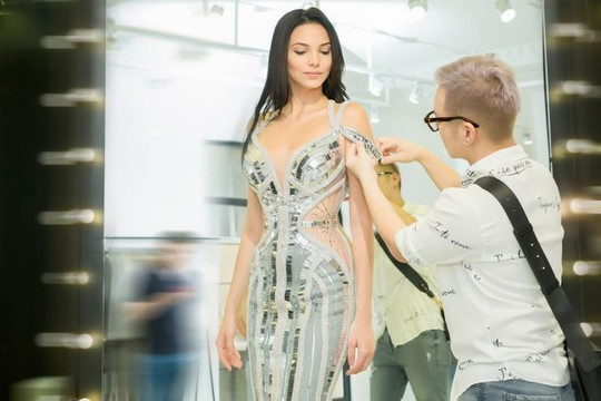 Hoa hậu Siêu quốc gia 2018 hào hứng thử váy của nhà thiết kế Việt