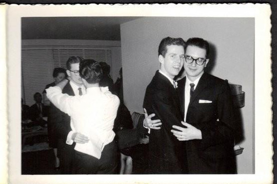 Cuộc tìm kiếm danh tính của đôi đồng tính tổ chức đám cưới vào năm 1957