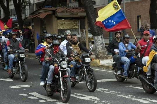 Các băng đảng thân chính phủ trấn áp người biểu tình Venezuela