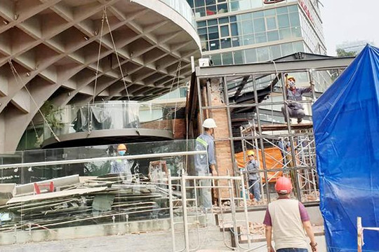 Đà Nẵng phá dỡ nhà hàng trái phép dưới tòa nhà Bạch Đằng Complex