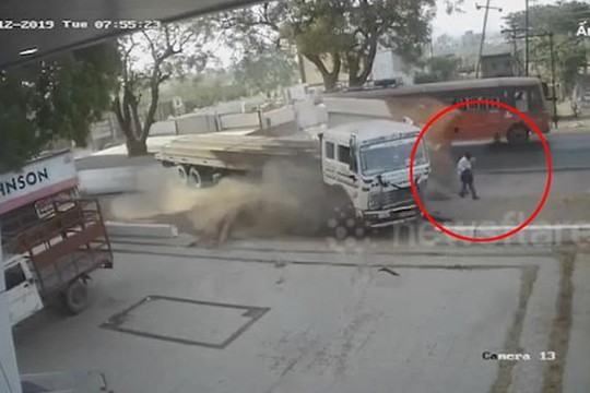 2 xe tải va chạm kinh hoàng, người đàn ông đứng giữa thoát chết thần kỳ
