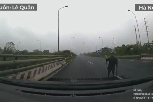Tài xế ô tô hoảng hồn đánh lái tránh cụ già nhặt rác giữa cao tốc