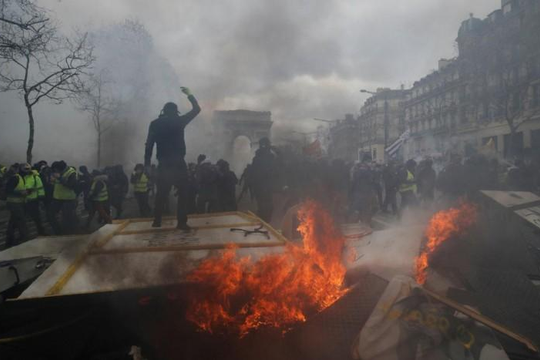 Bạo động bùng phát trở lại trong cuộc biểu tình 'Áo vàng' tại Paris