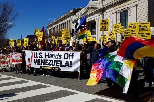 Hàng trăm người Mỹ xuống đường phản đối chính phủ can dự vào Venezuela