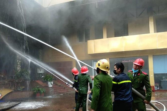 Cháy lớn tại tổ hợp khách sạn, karaoke trung tâm thành phố Vinh