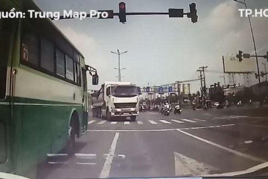 Ô tô buýt vượt đèn đỏ, tài xế xe bồn đánh lái xuất thần tránh tai nạn thảm khốc