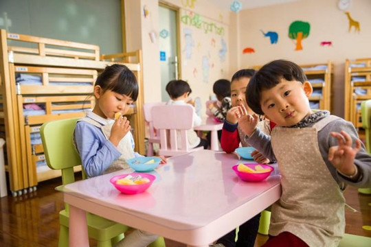 Bài học Đắc nhân tâm: Làm gì để trẻ vui vẻ ăn sáng? 