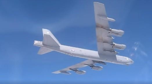 Su-27 xuất kích đuổi máy bay B-52 Mỹ gần không phận Nga