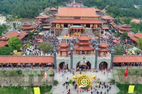 Bộ trưởng VH-TT-DL yêu cầu làm rõ chuyện chùa Ba Vàng tổ chức gọi vong báo oán, giải nghiệp