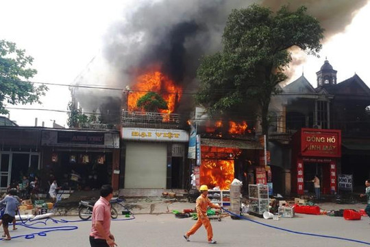 Hà Tĩnh: Cháy lớn 3 ngôi nhà gần trung tâm thương mại Tây Sơn