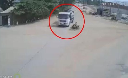 Thót tim người phụ nữ lao thẳng vào xe bồn và cái kết khó tin