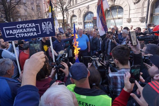 Các nhà hoạt động đảng cấp tiến của Serbia giận dữ đốt cờ EU, NATO 