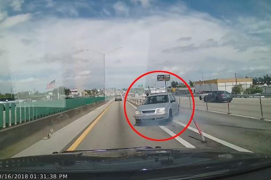 Kinh hoàng sedan mất lái quay ngược đầu đâm trực diện ô tô trên cao tốc