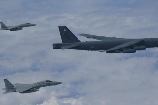 Mỹ điều máy bay ném bom B-52 tập trận trên biển Hoa Đông 