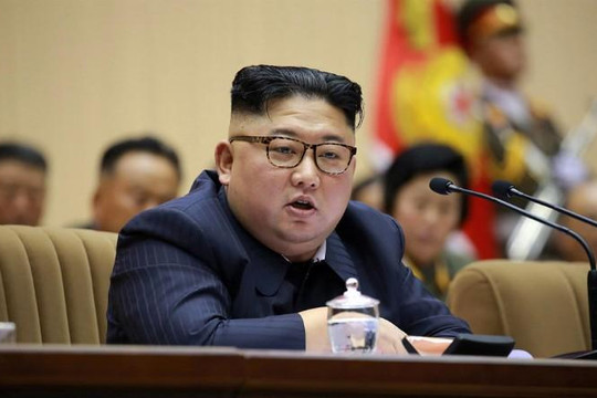 Ông Kim Jong Un phát biểu, quân nhân vừa ghi chép vừa khóc