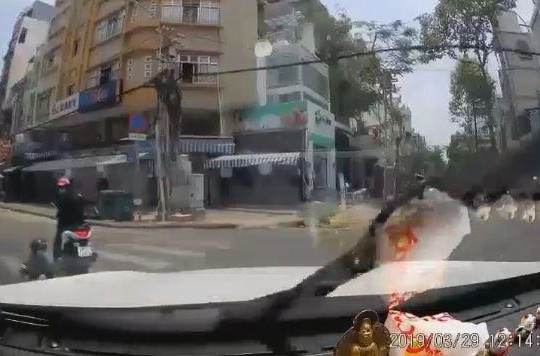 Dừng xe giữa ngã tư, 2 nữ 'ninja' bị ô tô đâm ngã nhào