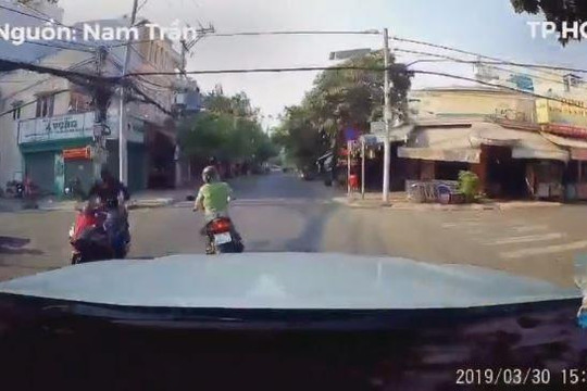 Nữ 'ninja' bẻ lái rẽ trái rồi bất ngờ chạy thẳng khiến tài xế ô tô thót tim