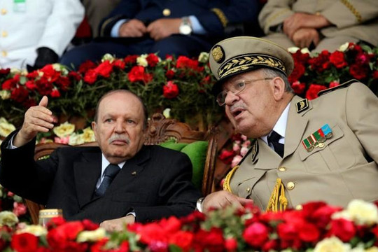 Trước sức ép người dân và quân đội, Tổng thống Algeria từ chức sớm