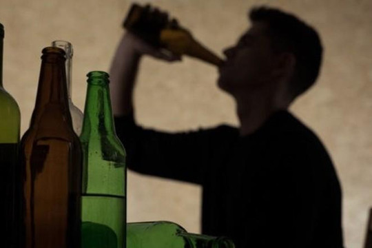 Uống 4 chai bia mỗi ngày có thể bị teo não