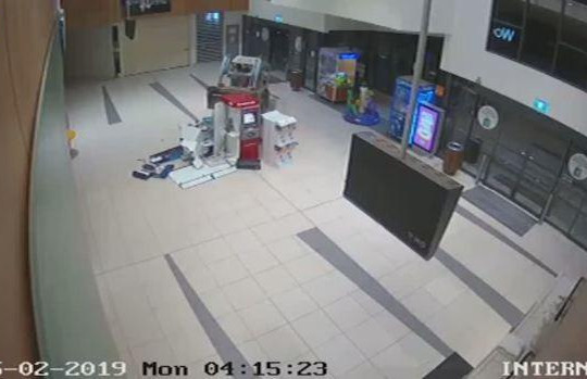 Clip băng trộm táo tợn lái máy xúc phá cây ATM để cướp tiền