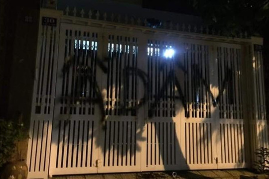 Cổng nhà ông Nguyễn Hữu Linh bị phun sơn đen dòng chữ 'Ấ Dâm'