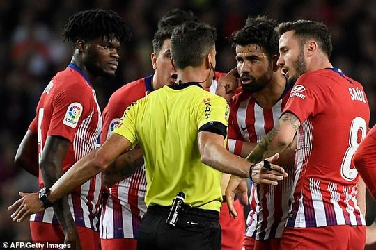 Diego Costa bị thẻ đỏ vì xúc phạm mẹ trọng tài, Atletico ôm hận trước Barca