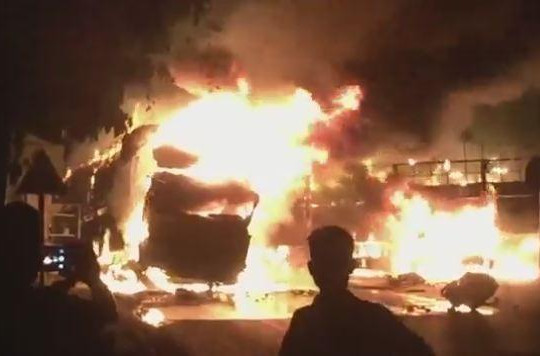 Tài xế và phụ xe bị thiêu cháy sau vụ tai nạn kinh hoàng trên quốc lộ 1A