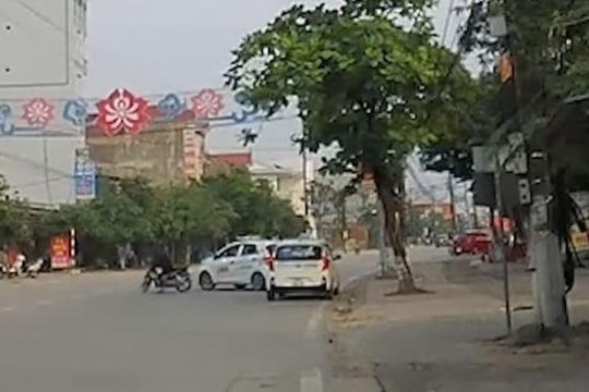 Thanh niên phóng xe máy vun vút bất ngờ gặp taxi sang đường và cái kết