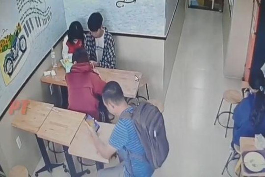 Thanh niên thản nhiên trộm ba lô của cô gái trong cửa hàng đông đúc