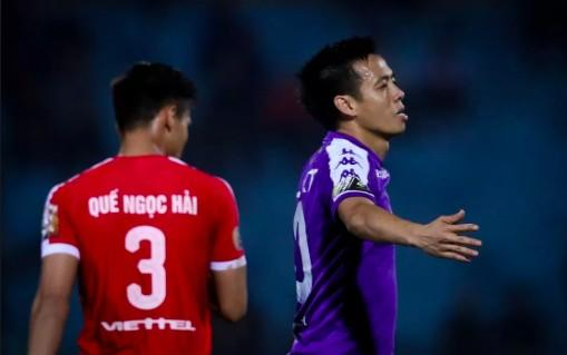 Hai đội trưởng tuyển Việt Nam, Văn Quyết và Quế Ngọc Hải ngồi ngoài vòng 5 V.League